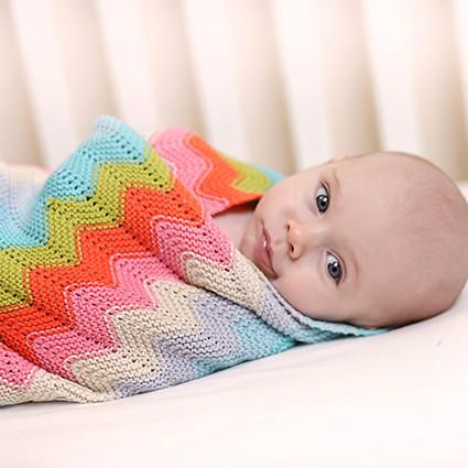 Regenbogenfarbige Chevron-Strick-Decke (Bizzi Growin)