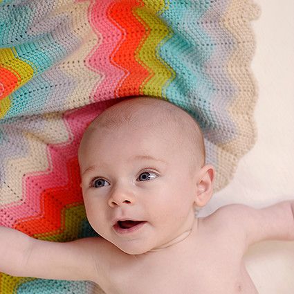 Regenbogenfarbige Chevron-Strick-Decke (Bizzi Growin)